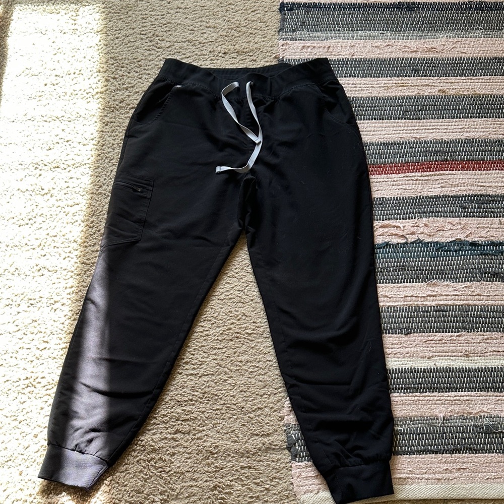 Figs pants size large like new